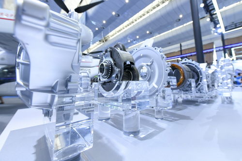 中國(guó)動(dòng)力電池產(chǎn)業(yè) 技術(shù)開發(fā)新成果集中亮相，引領(lǐng)全球綠色出行浪潮